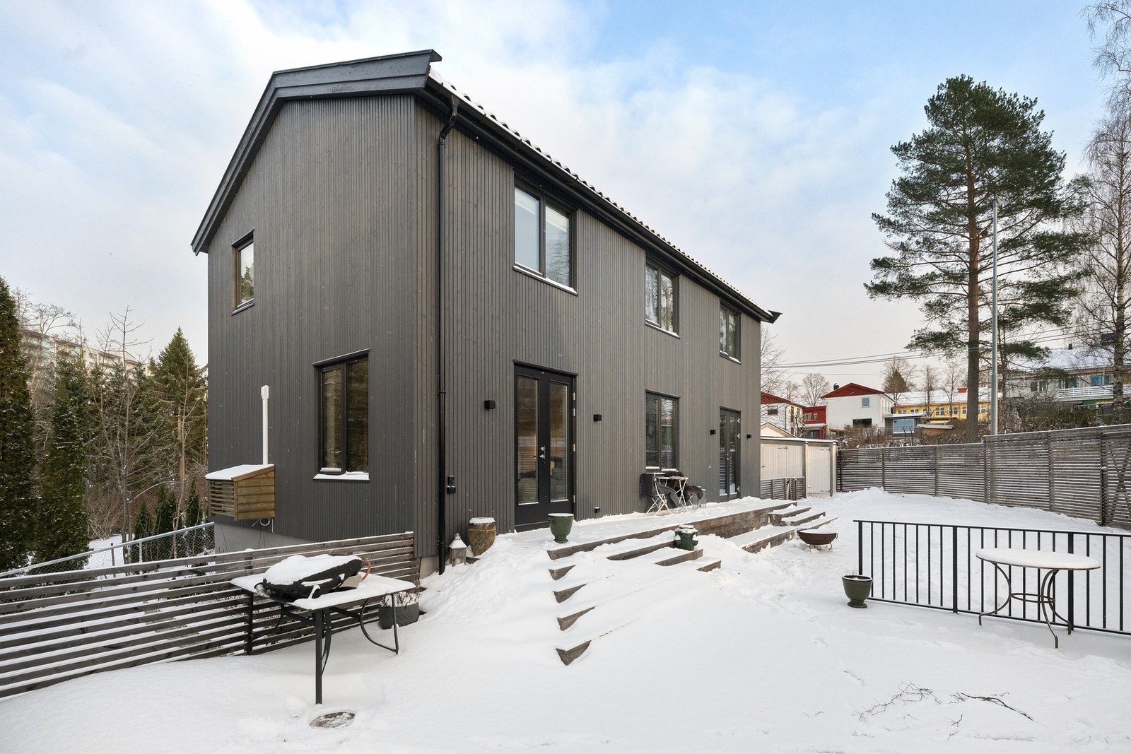 Velkommen til Pernilles vei 5B, presentert av Vegar Giæver v/ EIE eiendomsmegling Røa, Skøyen og Ullern. Foto: Arne Schram. Galleribilde