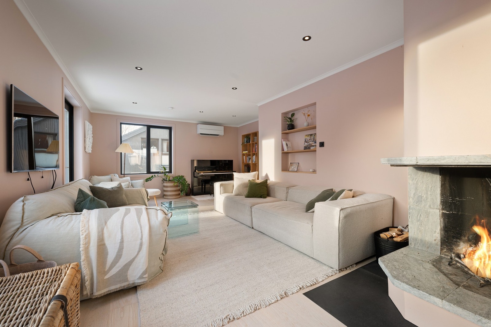 Åpen peis i stue som gir rommet et varmt og karakterfullt preg. Galleribilde