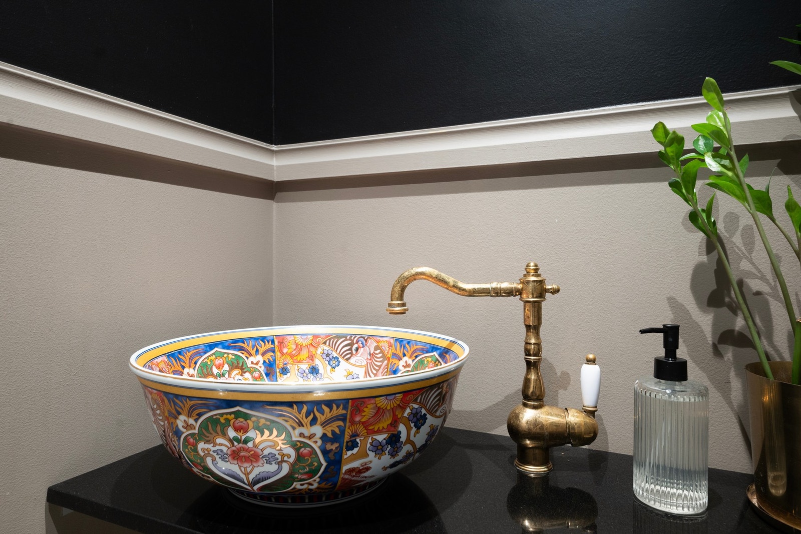 Unik bolleservant med matchende blandebatteri som gir toalettrommet et gjennomført og moderne uttrykk. Galleribilde