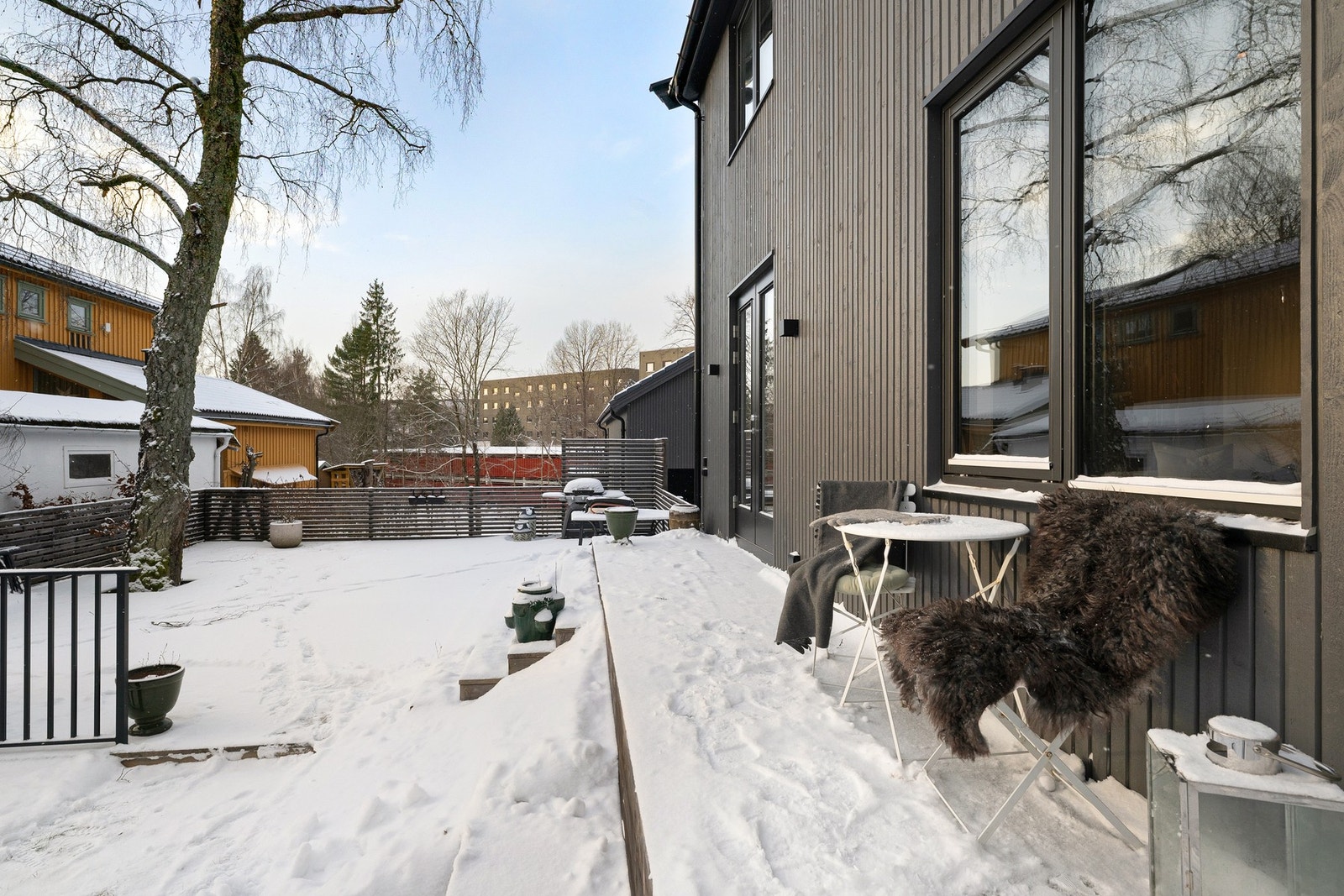 Boligen ble betydelig oppgradert i 2022 med blant annet etterisolering, ny grunnmurspuss og nye vinduer i 1. og 2. etasje. Galleribilde