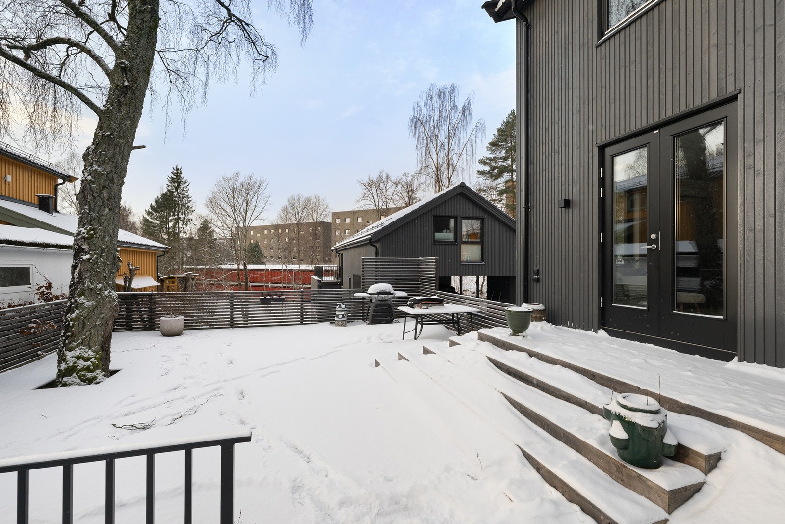 Fra stue og kjøkken er det direkte utgang til terrasse og hage. Seksjonen har vedtektsfestet eksklusiv bruksrett til uteområdet. Galleribilde