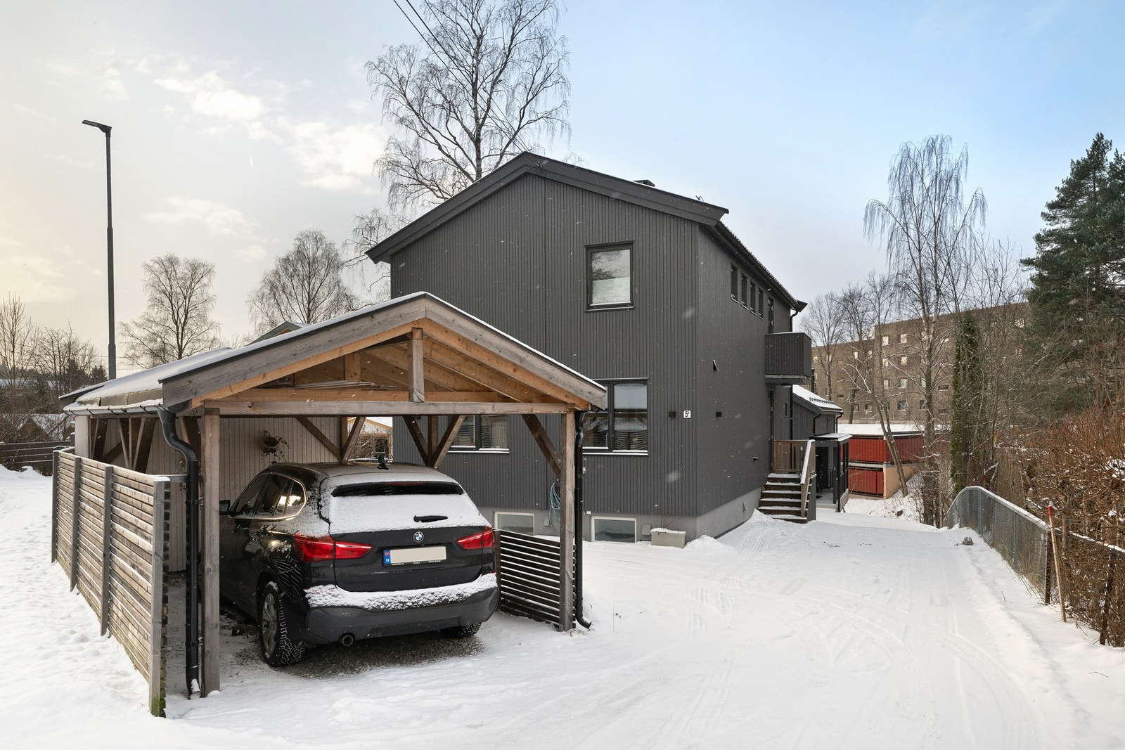 Pent opparbeidet tomt med plen og asfaltert adkomstvei. Boligen disponerer parkering i carport samt biloppstillingsplass langs husveggen. Galleribilde