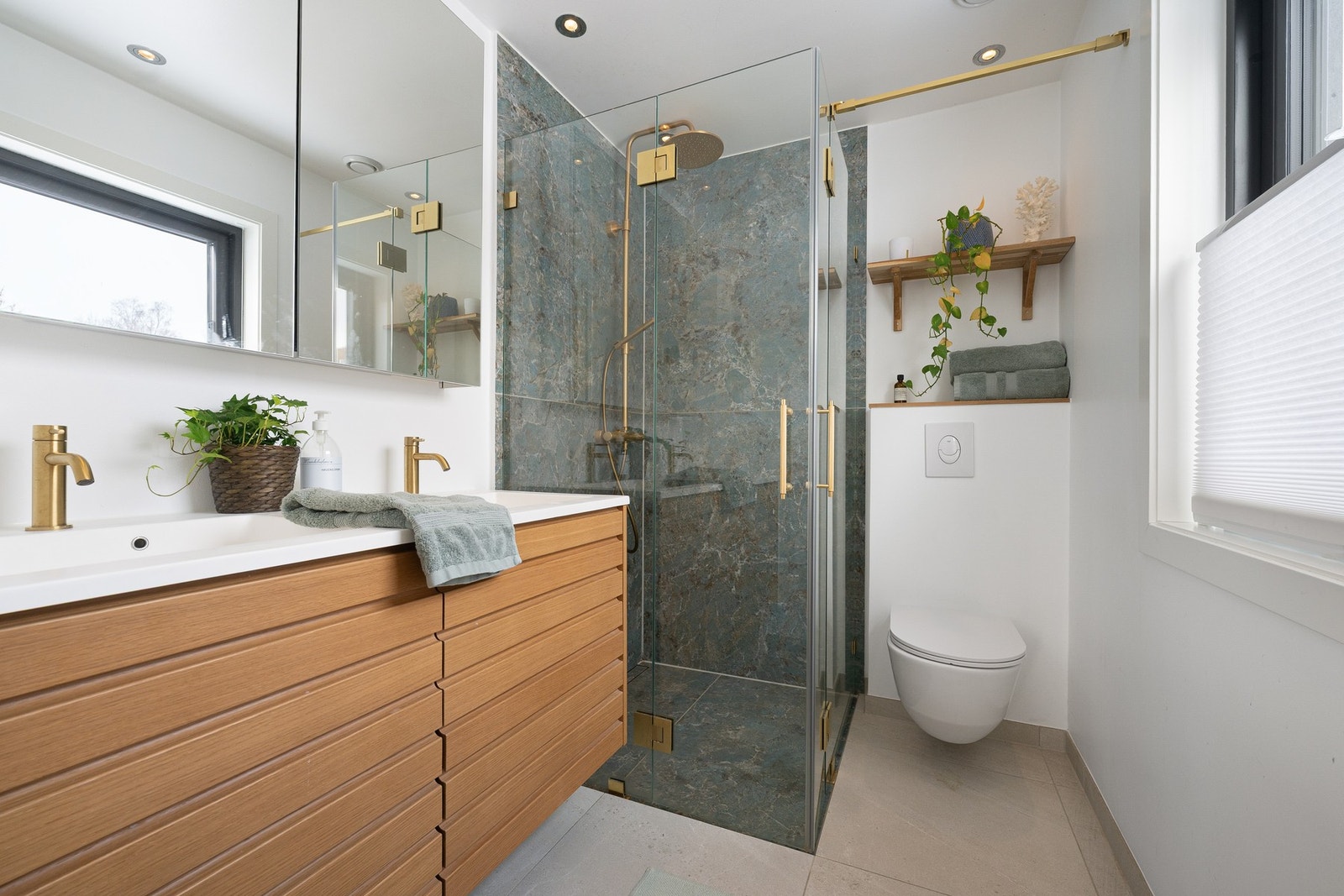 Lekker og påkostet en-suite med eksklusive materialvalg, regndusj og gjennomført moderne uttrykk. Galleribilde