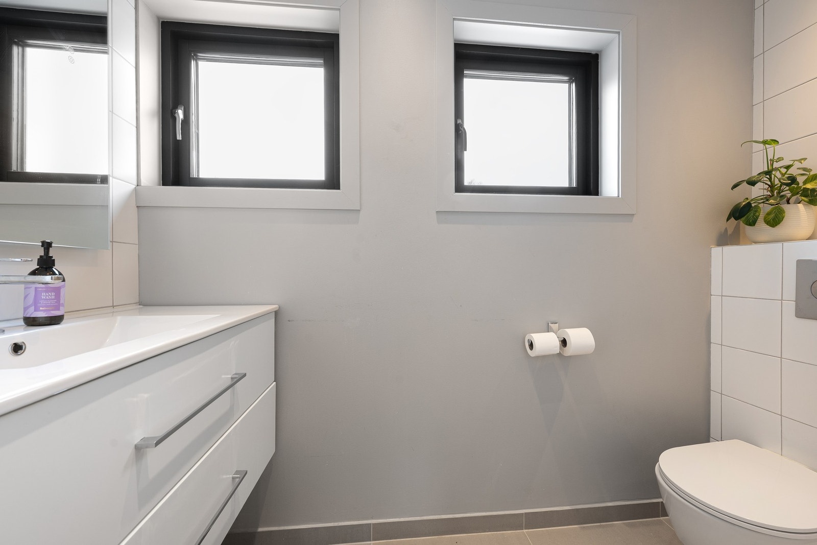 Bad nr. 2 i 2. etasje med romslig dusj (utenfor bildet) Badet ble pusset opp i 2014 og senere modernisert/overflateoppusset i 2022. Galleribilde