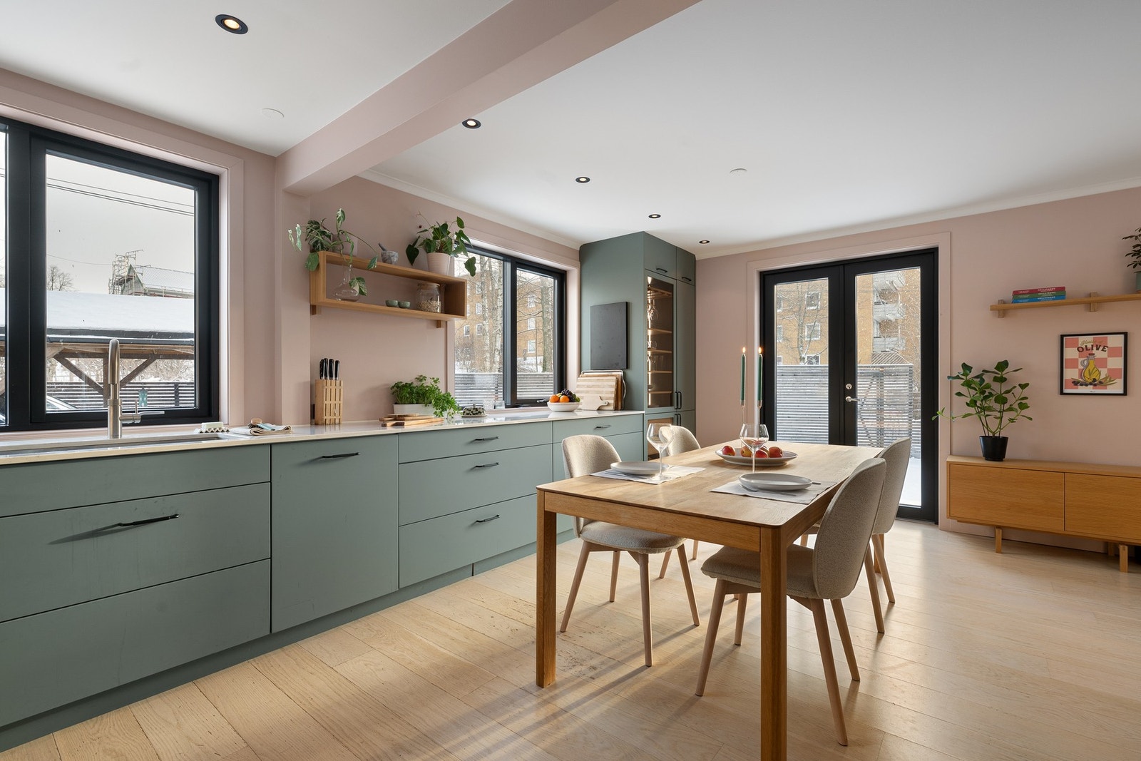 Lyst og pent kjøkken med god skap- og benkeplass. Galleribilde