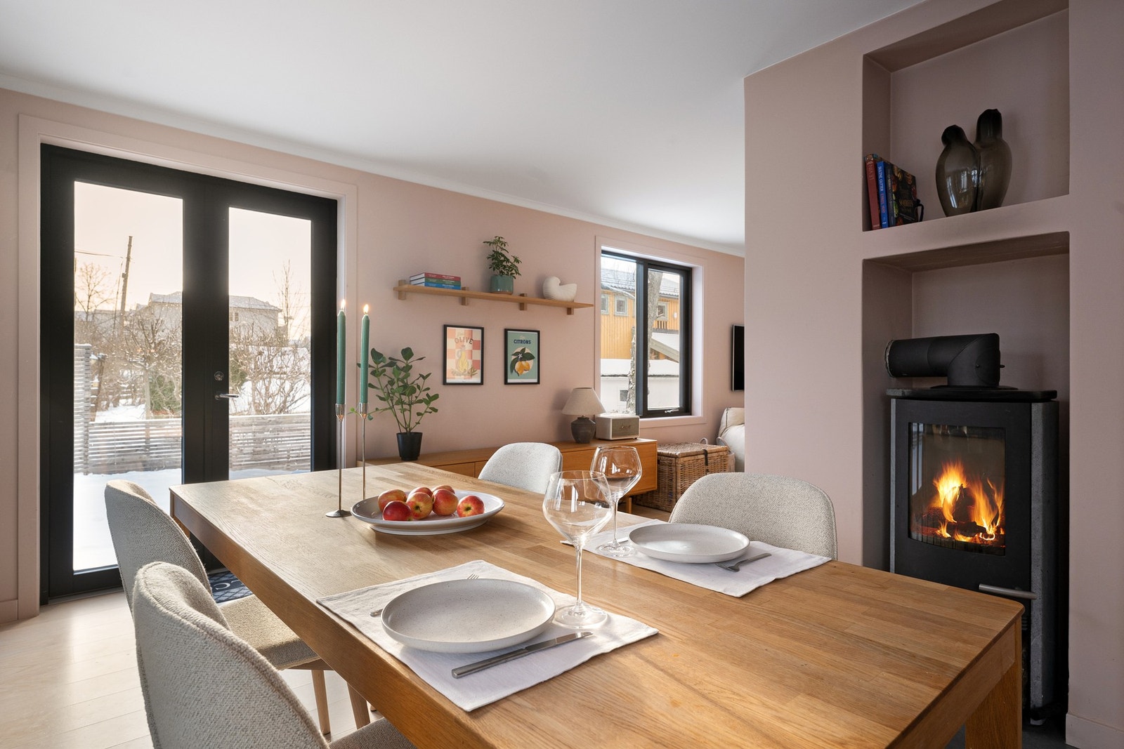 Peisovn på kjøkkenet som gir rommet et delikat og moderne preg, og som kan nytes fra spiseplassen. Galleribilde