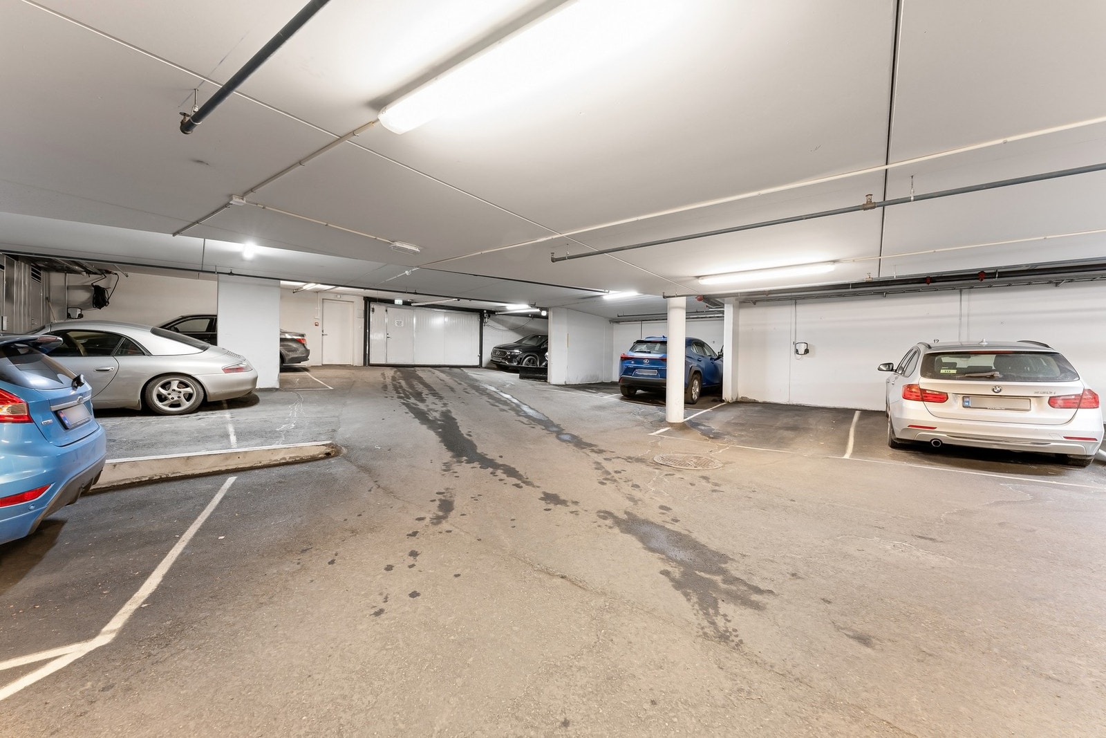 Garasjeanlegget er romslig og lett å manøvrere i. Galleribilde