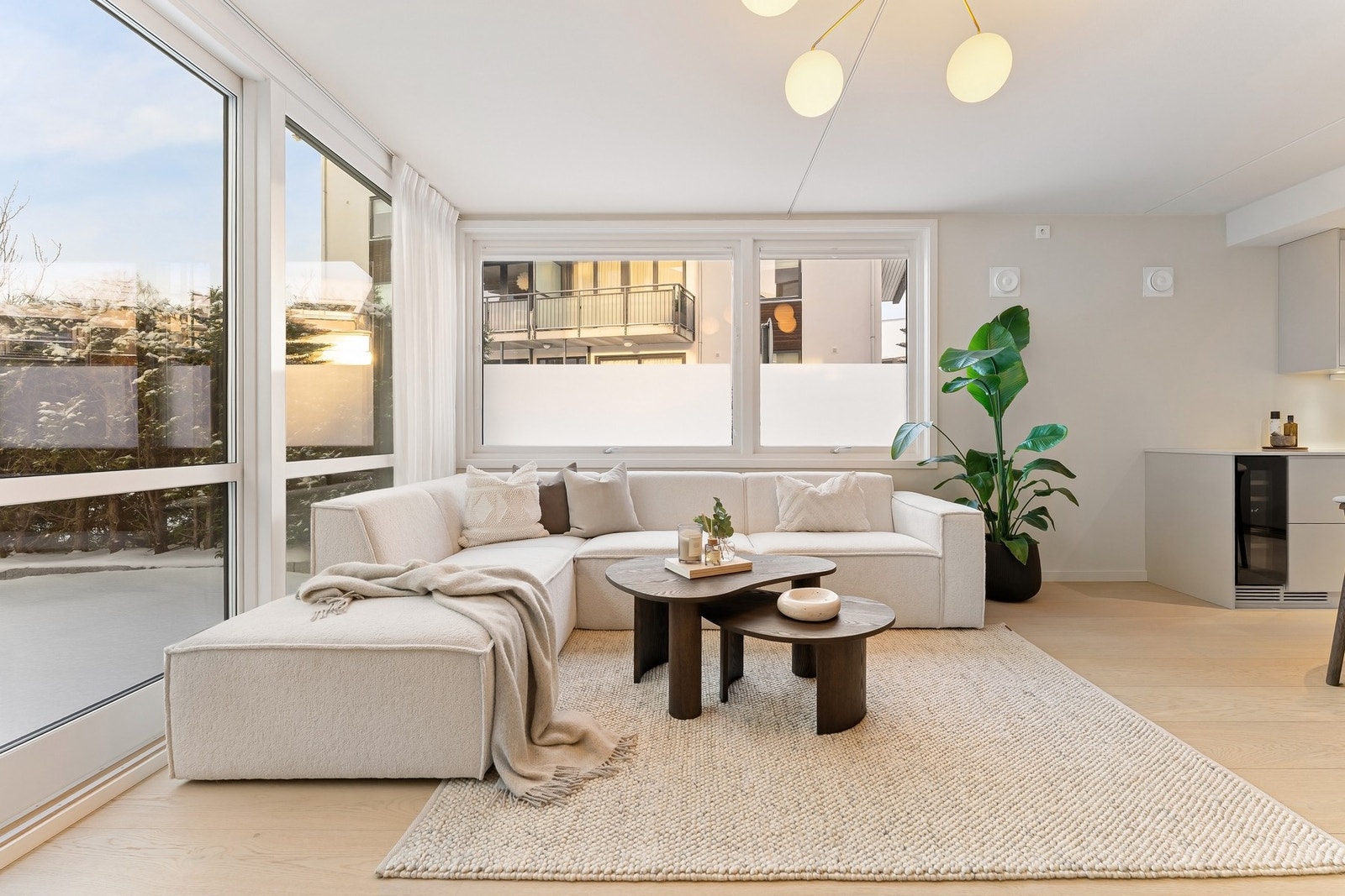 Fra stuen er det skyvedør med adkomst til vestvendt, steinbelagt markterrasse. Galleribilde