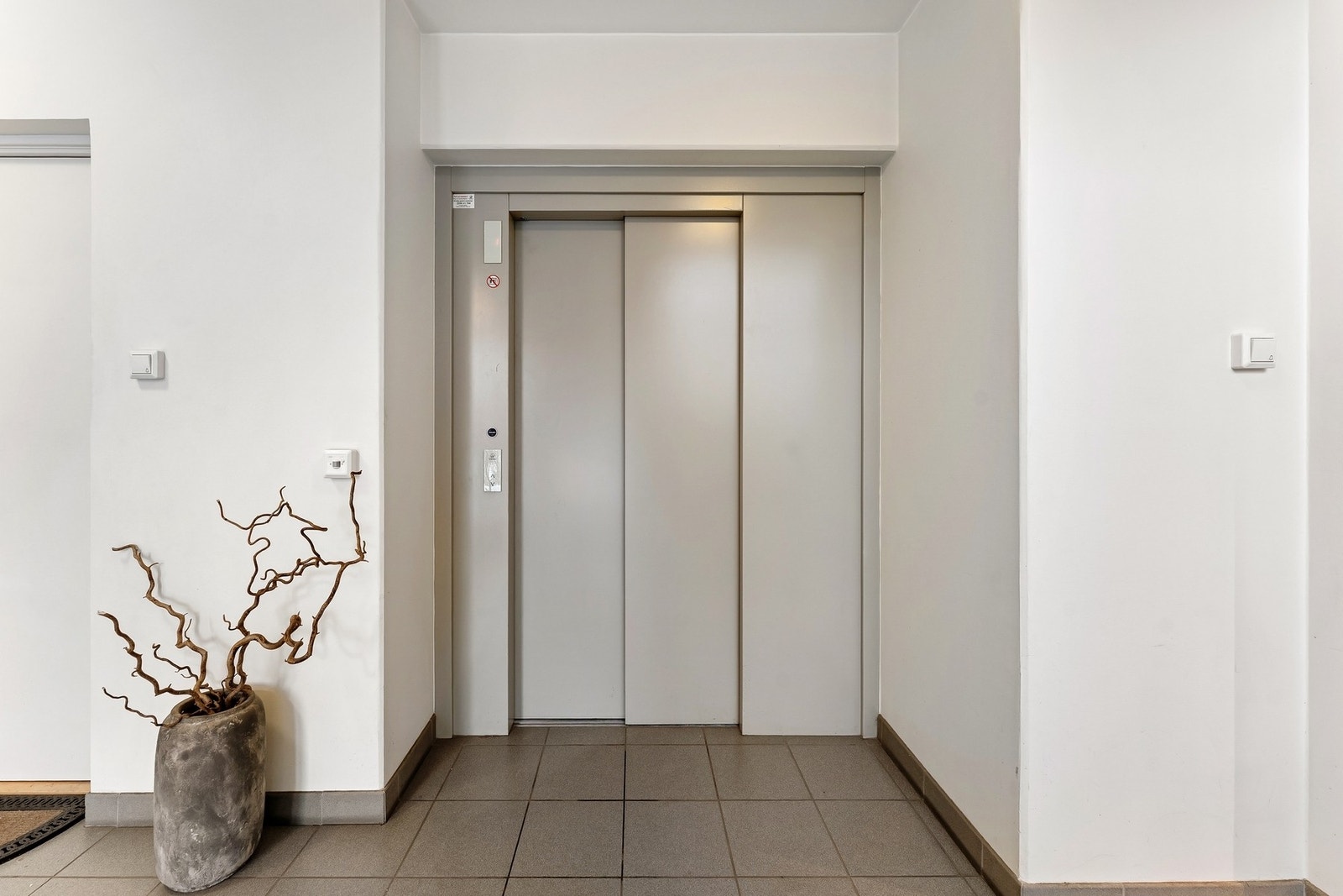 Det er trappefri adkomst, også ned til garasjeanlegget via. heis. Galleribilde