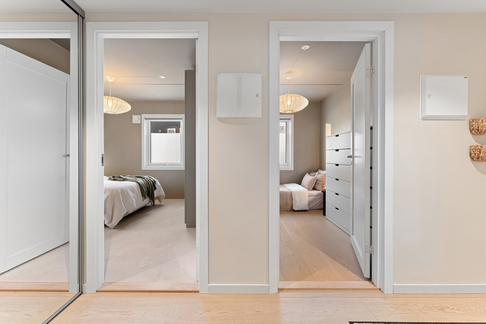 Soverom 1 til venstre, soverom 2 til høyre. Galleribilde