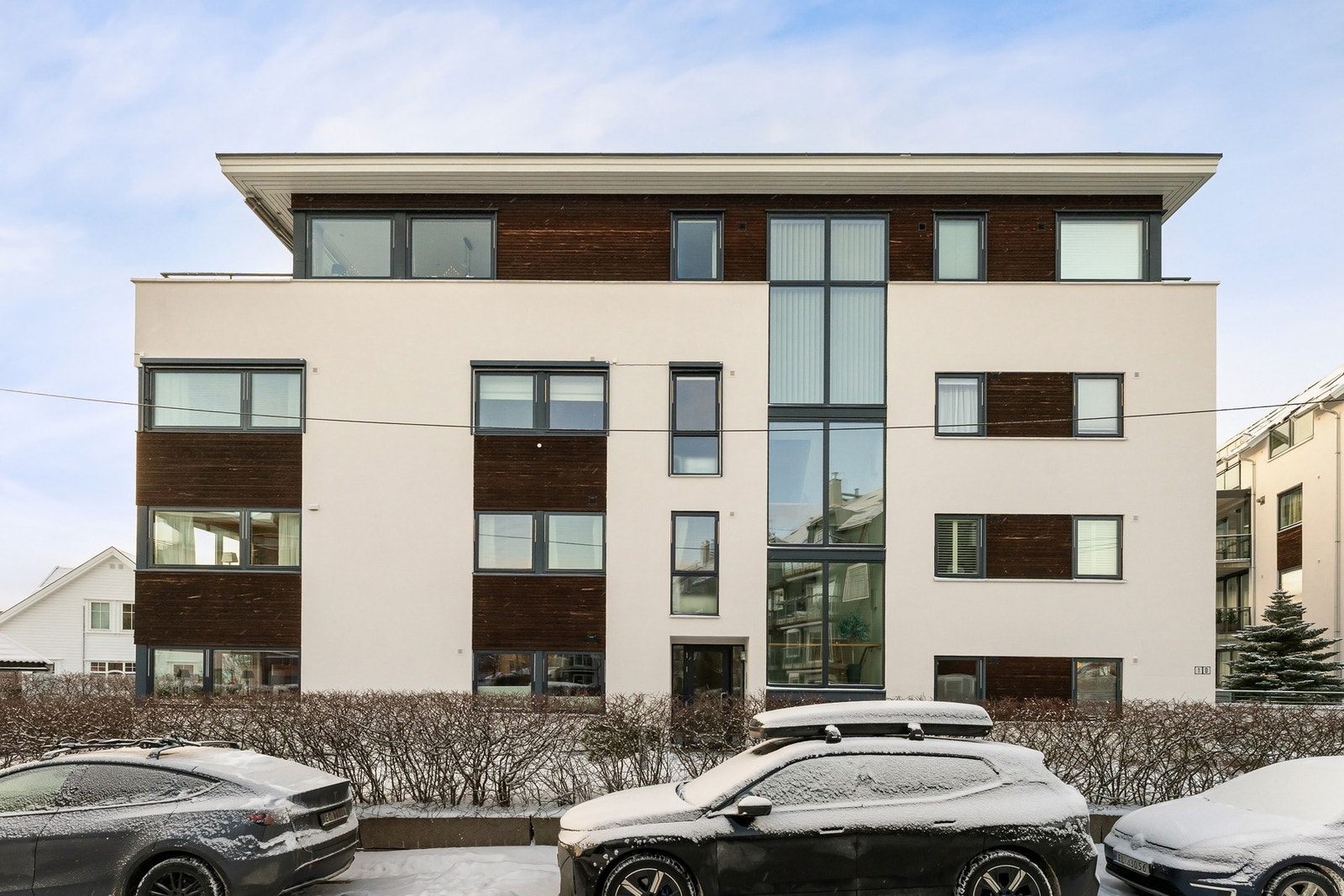 Moderne arkitektur fra 2010. Rolig og samtidig svært sentral beliggenhet. Galleribilde