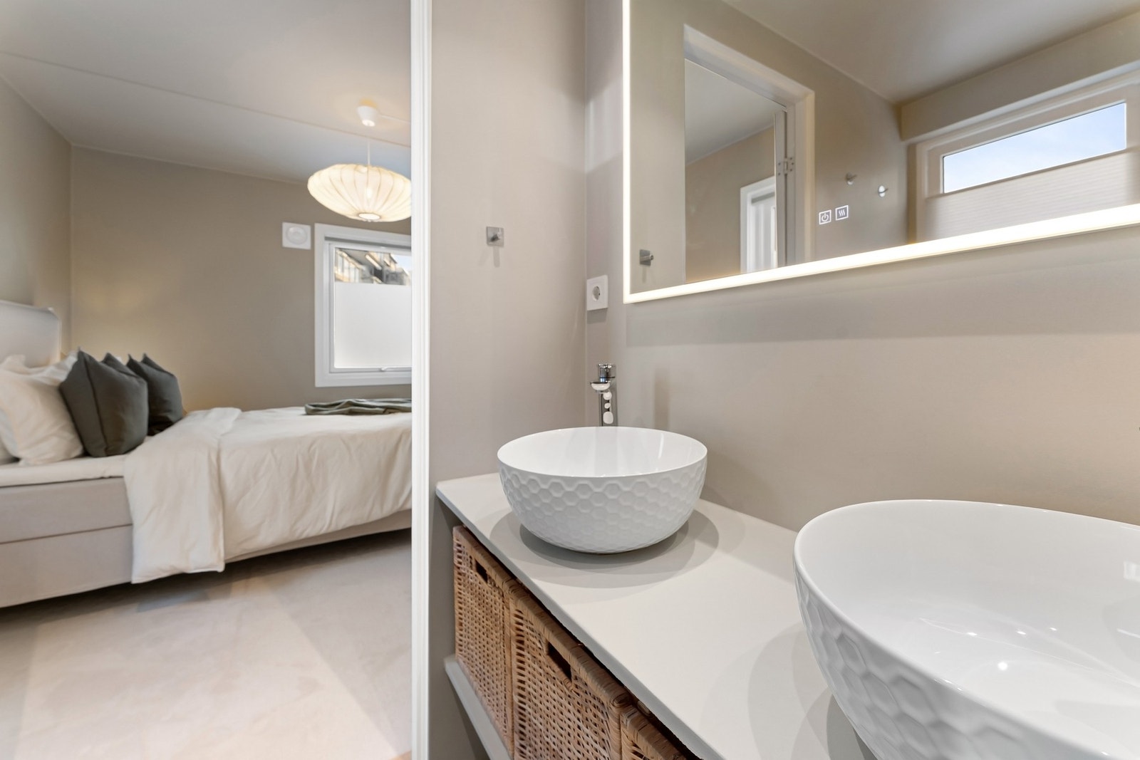 Soverom 1 av 2 med eget bad/wc i tilknytning. Galleribilde