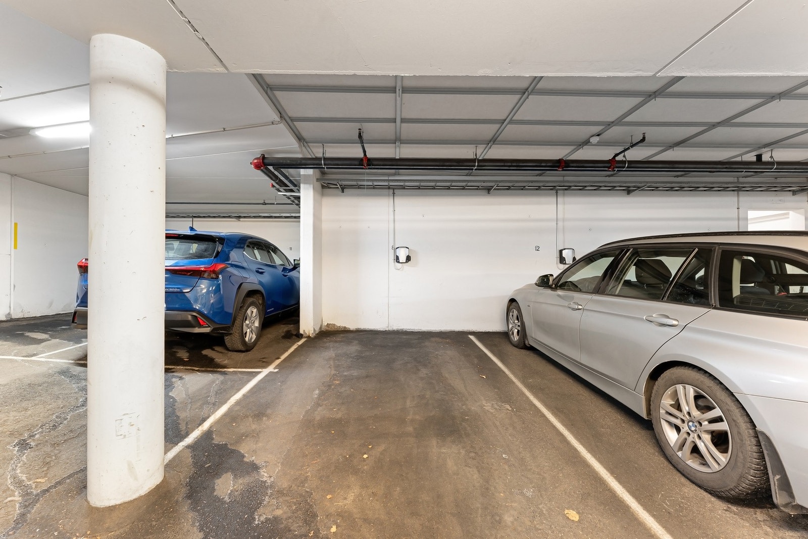 Denne garasjeplassen med ladestasjon for el-bil følger leiligheten. Galleribilde