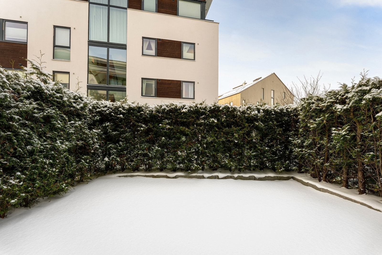 Vestvendt, steinbelagt markterrasse. Galleribilde