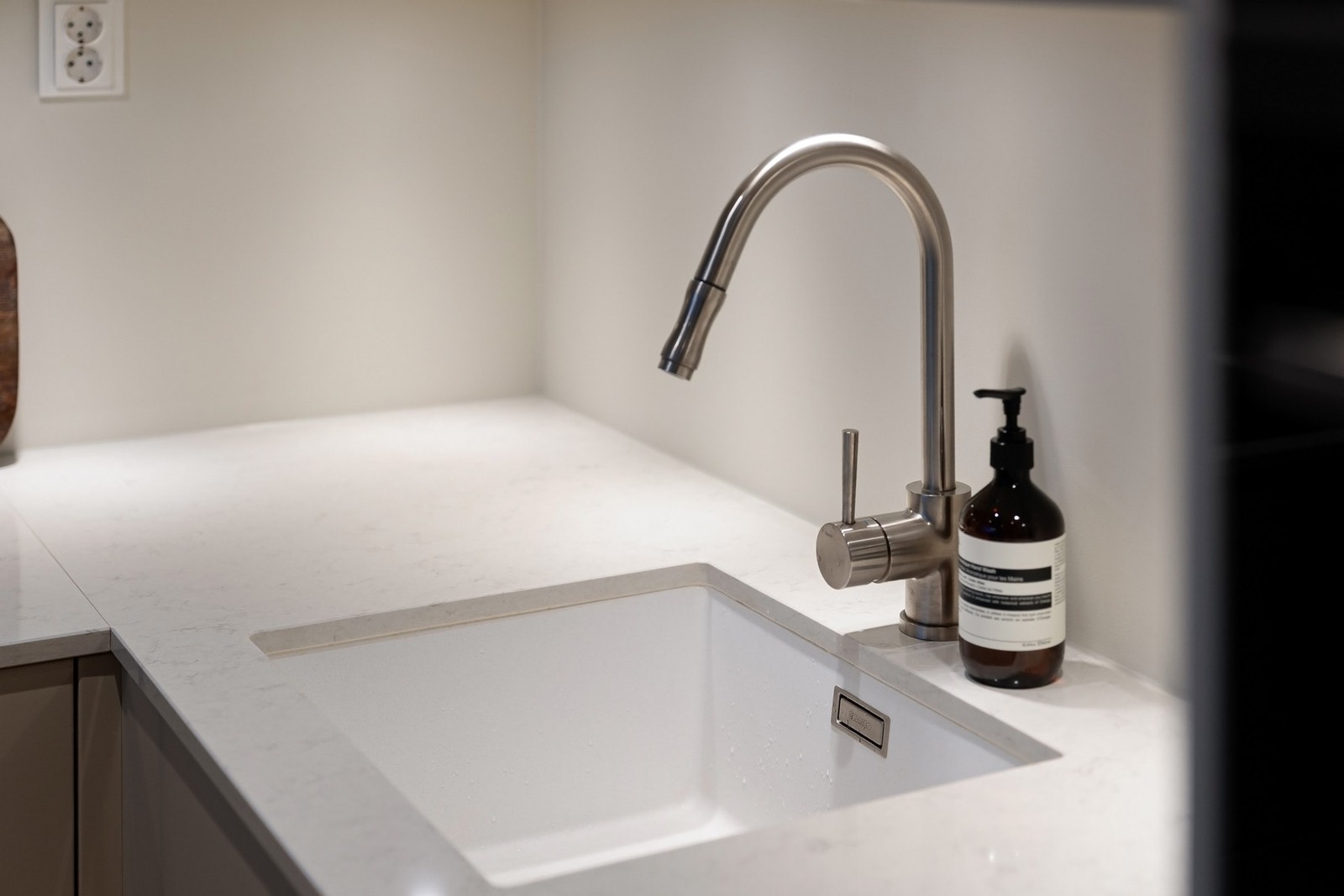 Silestone benkeplate med underlimt oppvaskkum i kompositt og ettgreps kjøkkenarmatur med uttrekk. Galleribilde