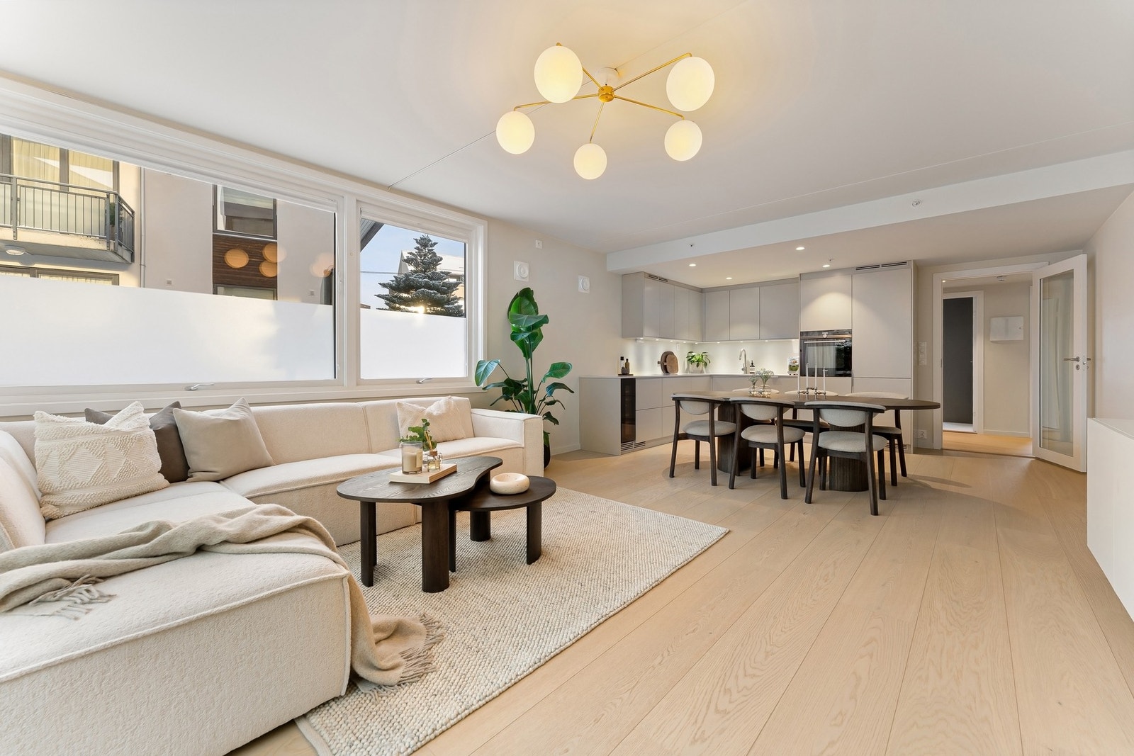 Romslig stue med gulvvarme. Galleribilde