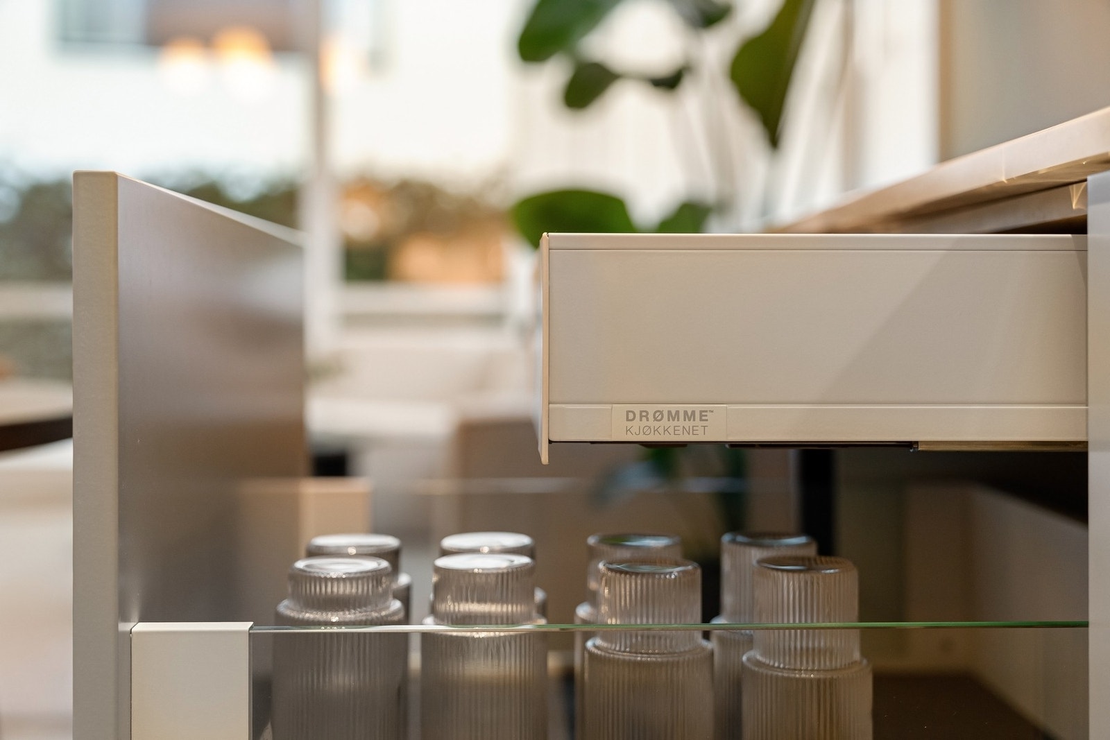 Drømmekjøkkenet er kjent for god kvalitet. Skuffer med "skuff-i-skuff). Galleribilde