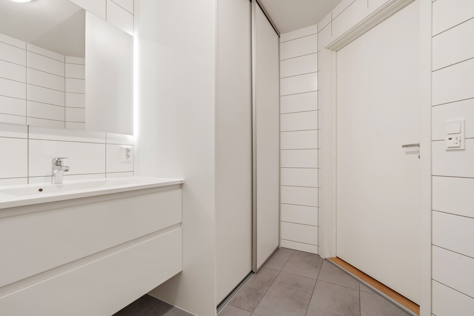 Fliselagt bad med varmekabler i gulv. Galleribilde