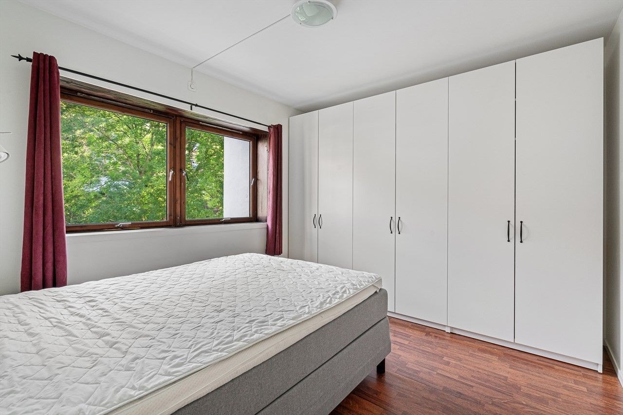 Soverom med god oppbevaringsplass Galleribilde