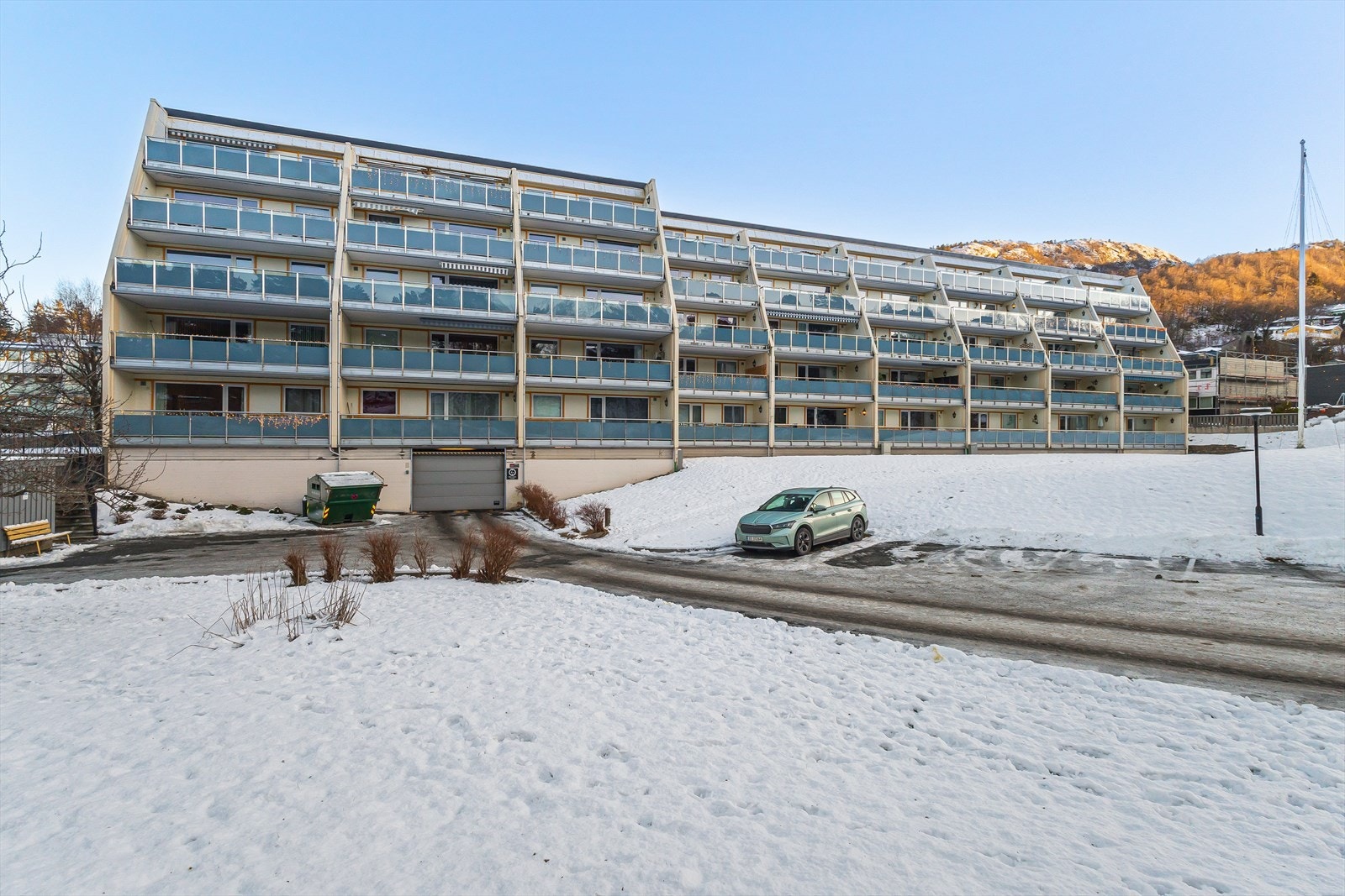 Tomten er felles for borettslaget og er flott opparbeidet med gangstier, lekeplass, bilvei, gressplen og beplantninger. Galleribilde