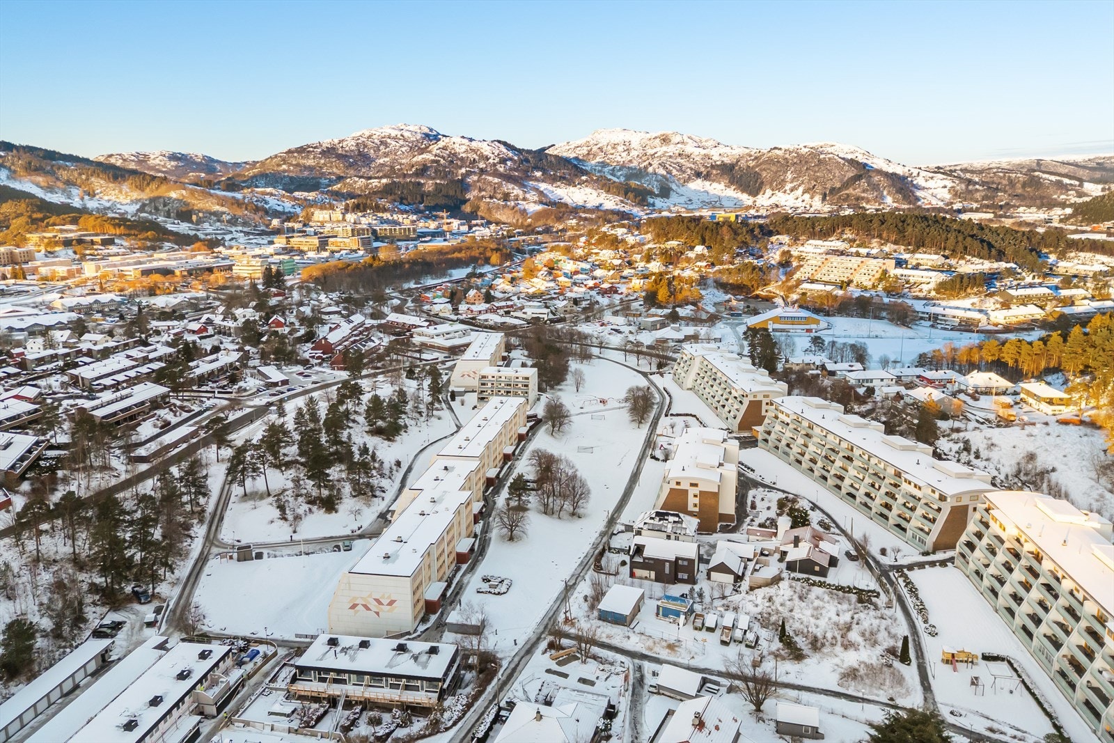 Det er gode oppvekstvilkår i området, med gangavstand til både barnehage og barneskole. Galleribilde