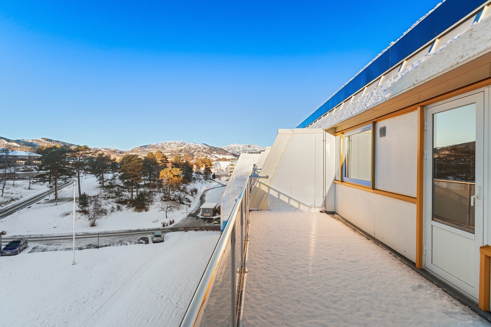 Her er det meget gode solforhold og god plass til ønsket utemøblement. Galleribilde