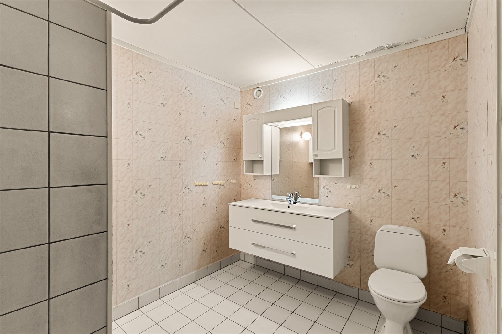 Badet er helfliset og er innredet med nedfelt servant, toalett, dusjhjørne samt opplegg for vaskemaskin. Galleribilde