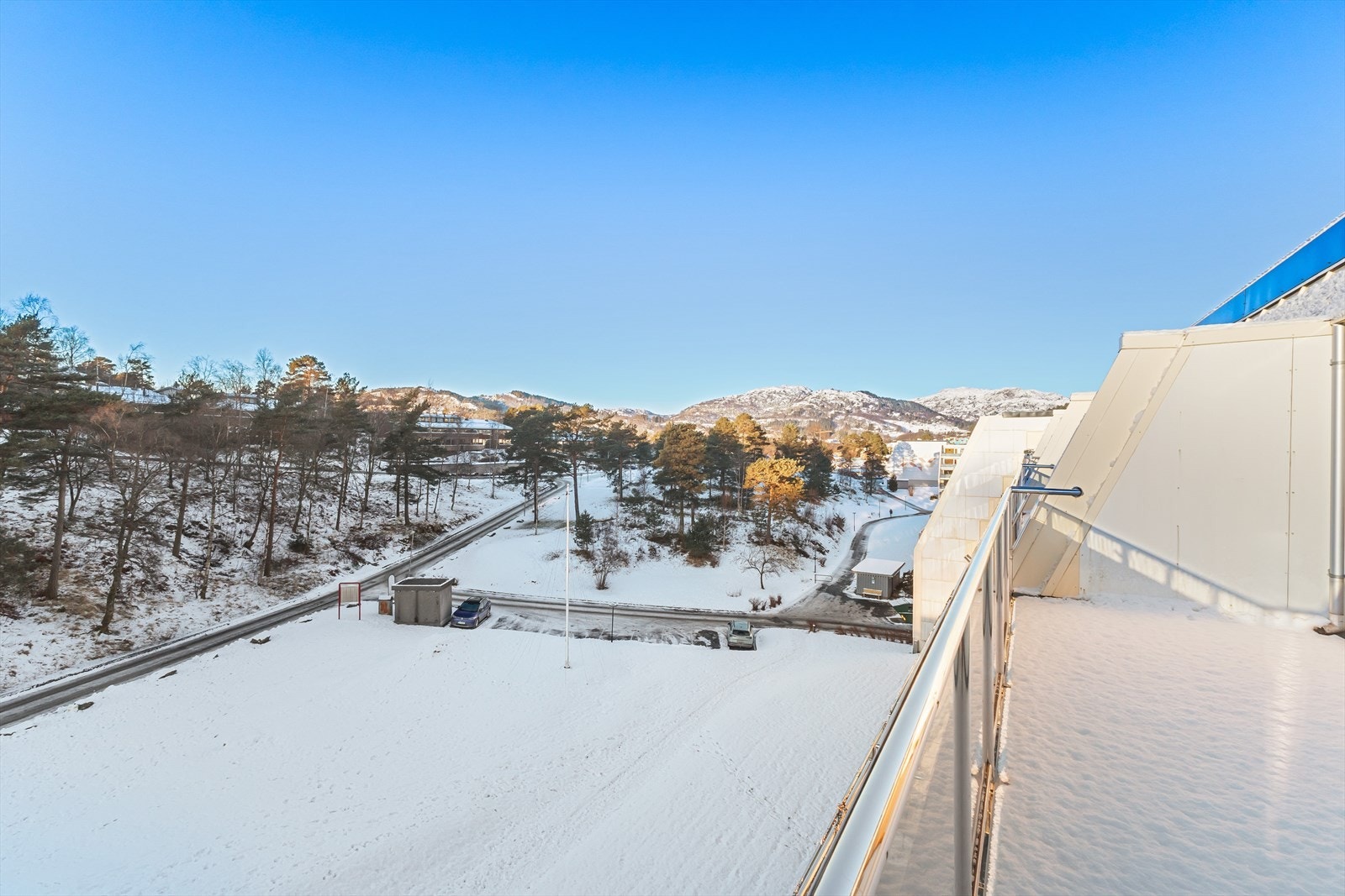 Flott utsikt over omkringliggende fjell. Galleribilde