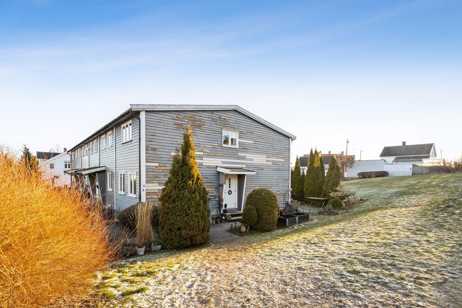 Boligen ligger i enden av rekka og har enkel tilgang til hagen. Galleribilde