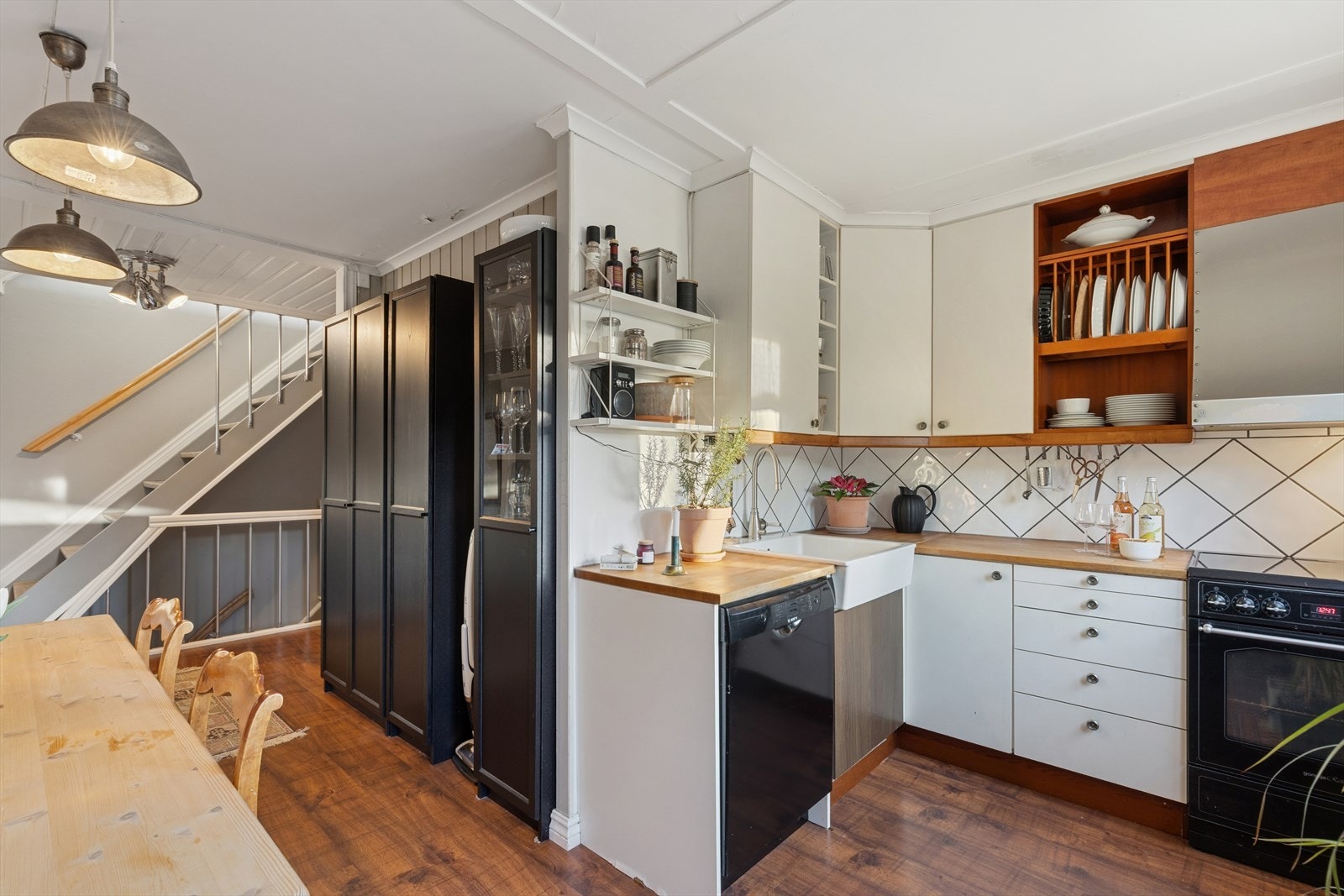 Kjøkkenet ligger i en åpen løsning mot spisestuen og har en enkel og funksjonell innredning fra 2002, med noen oppgraderinger gjort i 2011. Galleribilde