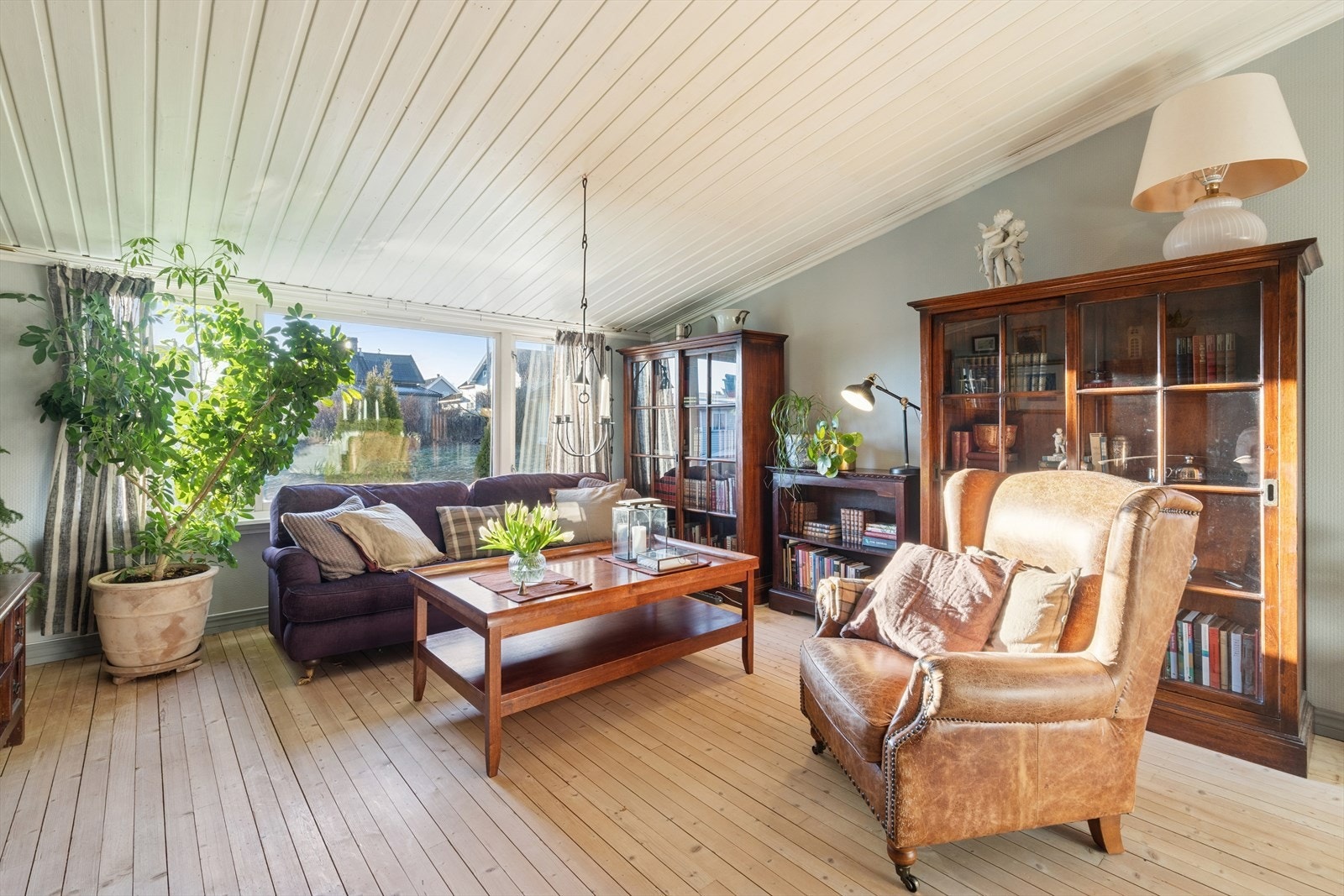 Her er det god plass til både sofakrok og TV-løsning, og rommet innbyr til avslapning og hyggelige stunder med familie og venner. Galleribilde