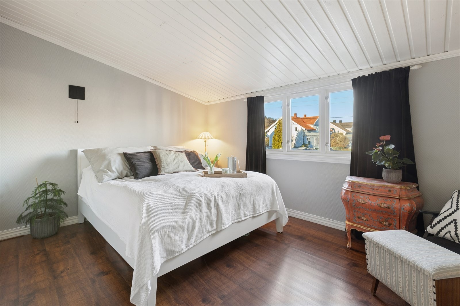 Her har man god plass til dobbeltseng og diverse møblement. Galleribilde