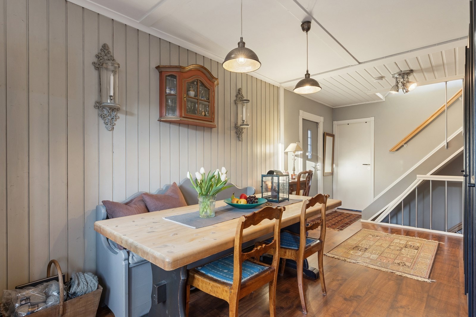 Det første du møter når du trer inn i boligen er den åpene og innbydende spisestuen. Galleribilde