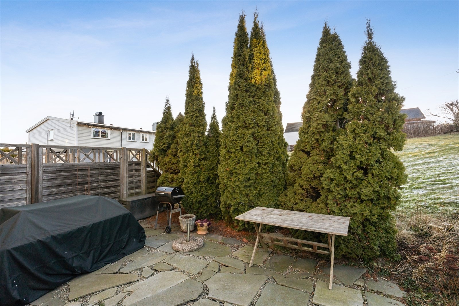 Uteplassen har gode muligheter for å bli en koselig sone hvor man kan nyte varme dager og hyggelige måltider. Galleribilde