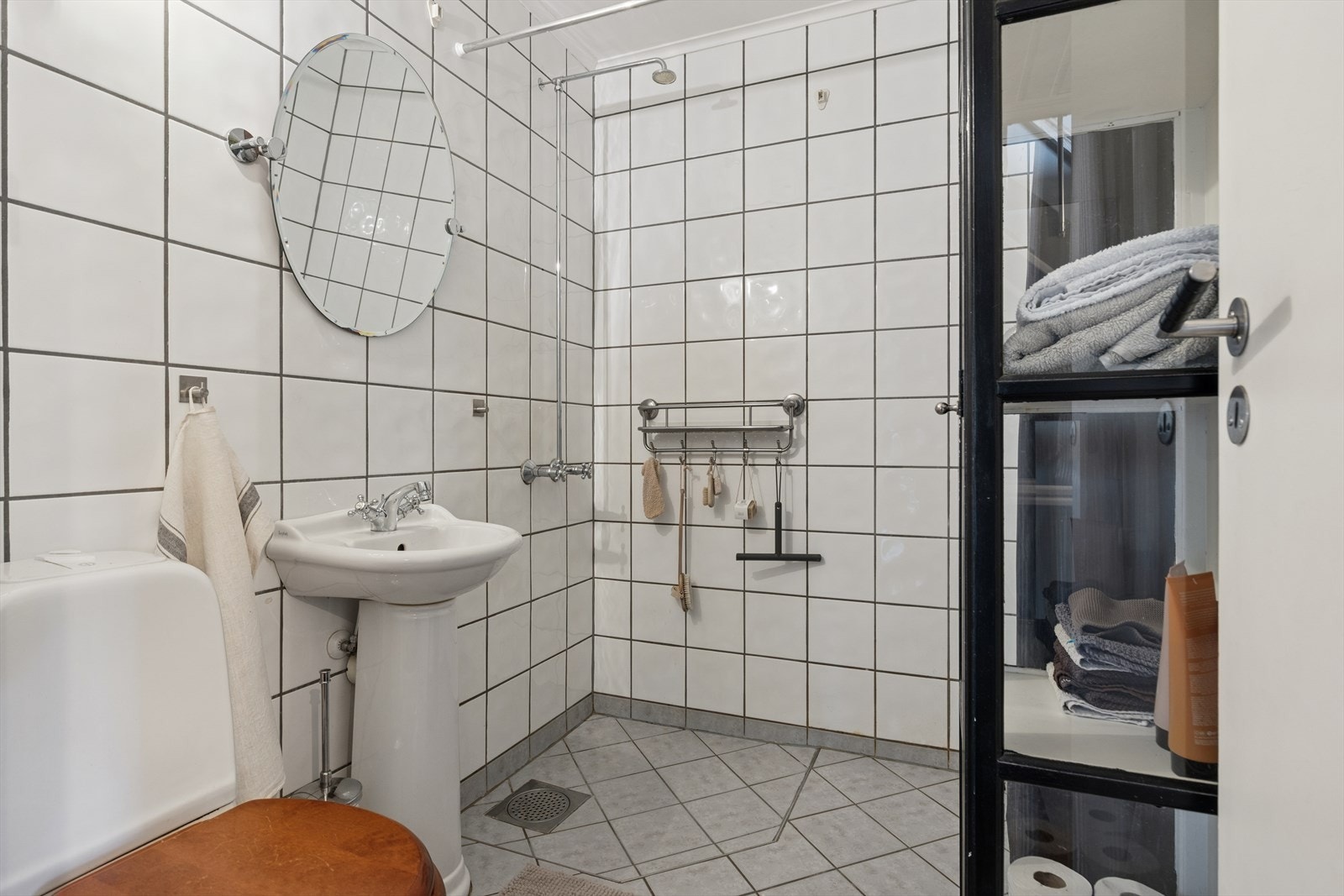 Badet er innredet med servant, gulvfestet toalett og dusjhjørne. Galleribilde