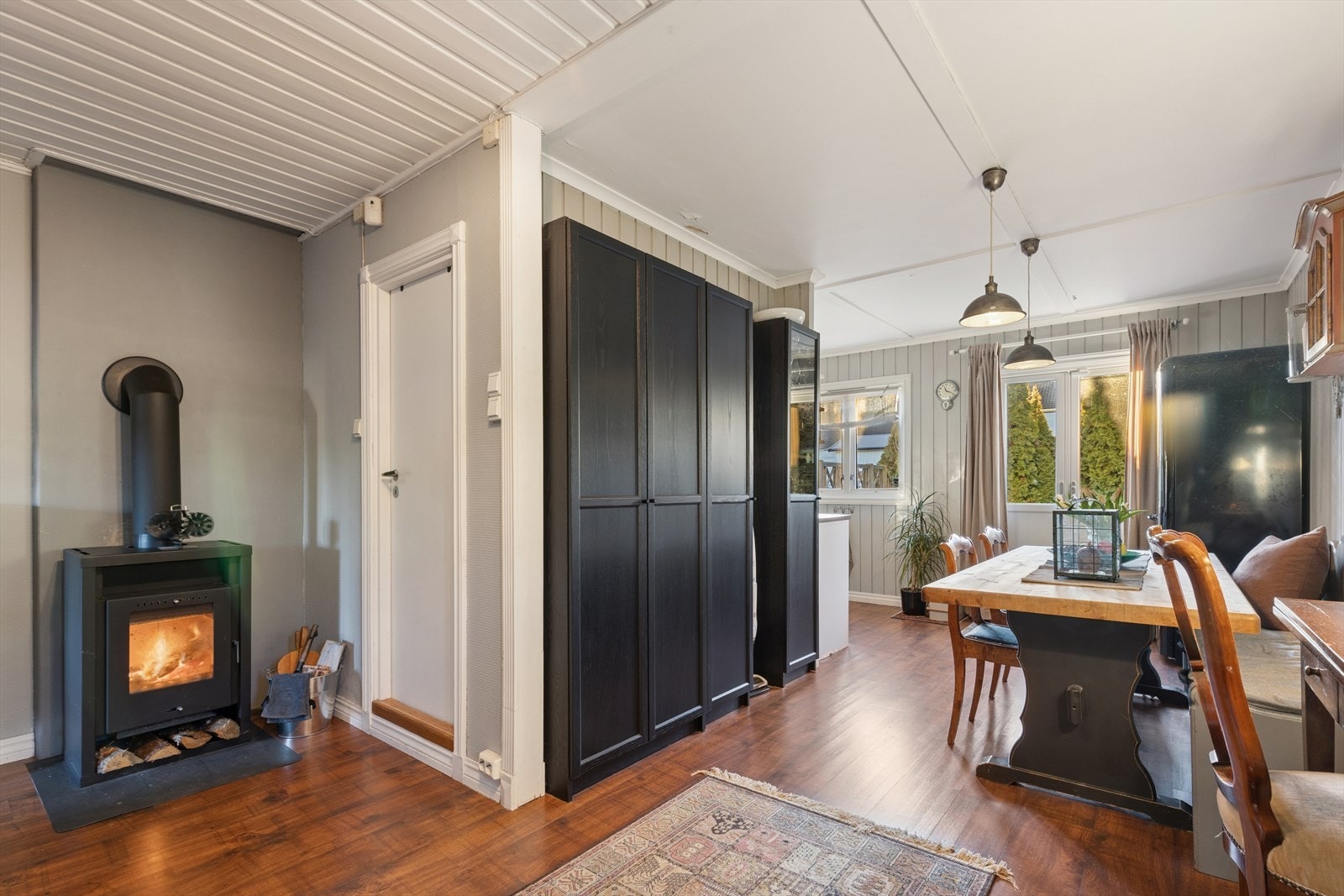 I tilknyttning spisestuen finner du den koselige peisovnen, som gir god varme ut til hele oppholdsrommet. Galleribilde