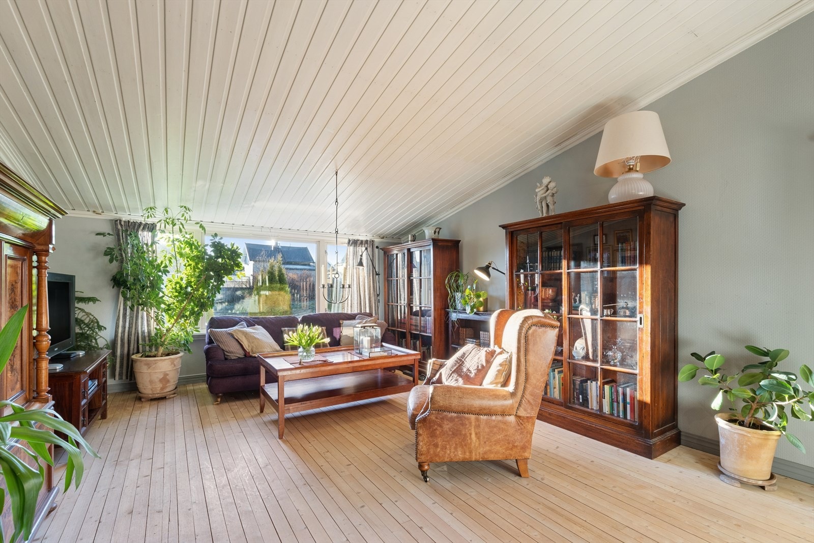 stuen i 2. etasje er lyst og luftig, med store vindusflater som slipper inn rikelig med dagslys. Galleribilde