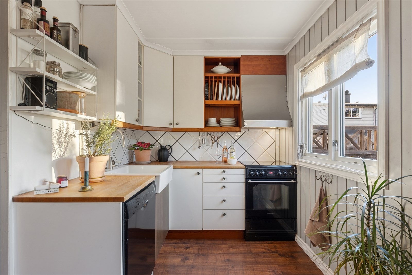 Kjøkkenet er innredet med slette fronter og heltre benkeplate. (Ingen hvitevarer medfølger). Galleribilde