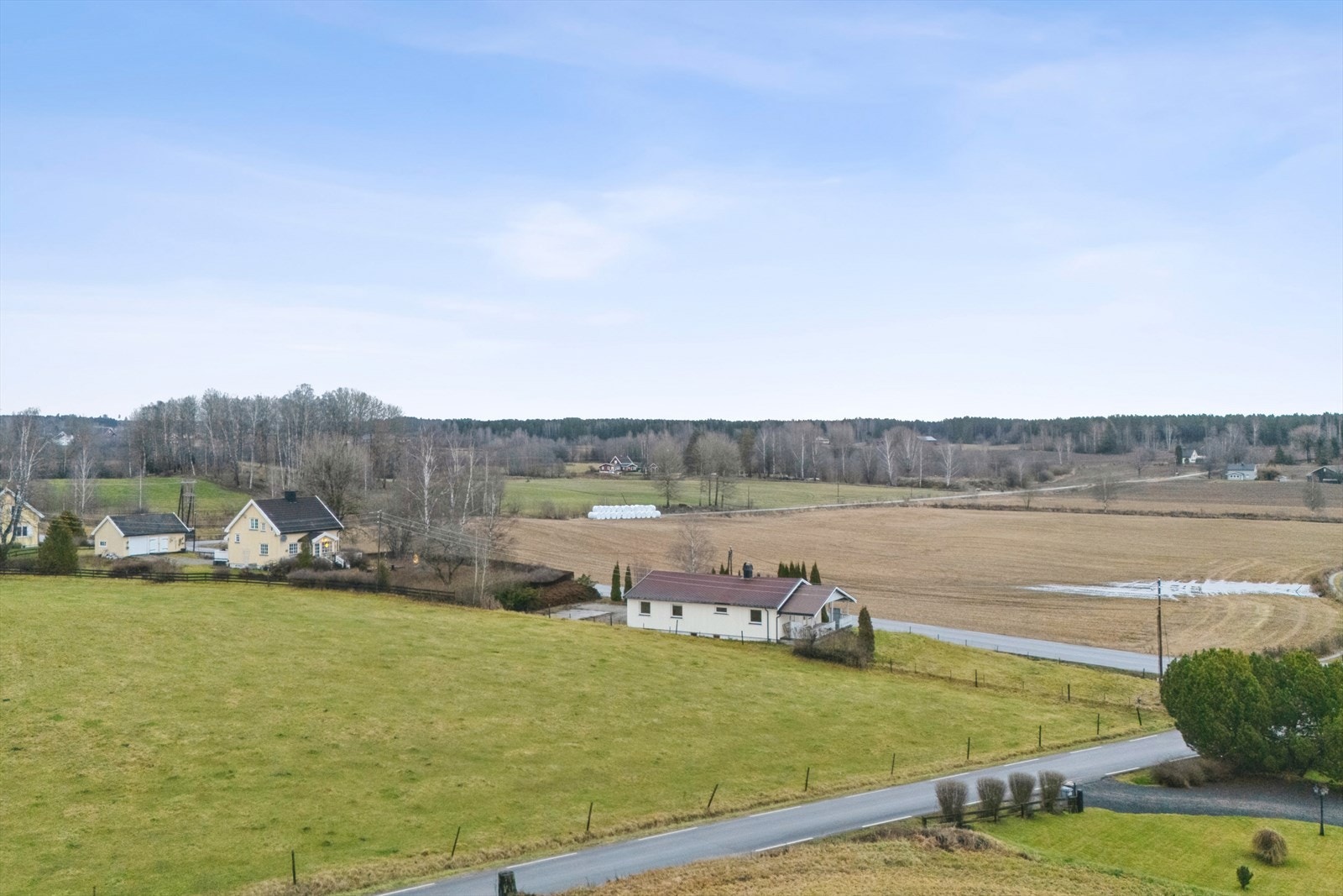 Eiendommen i åpne landbruksomgivelser. Galleribilde