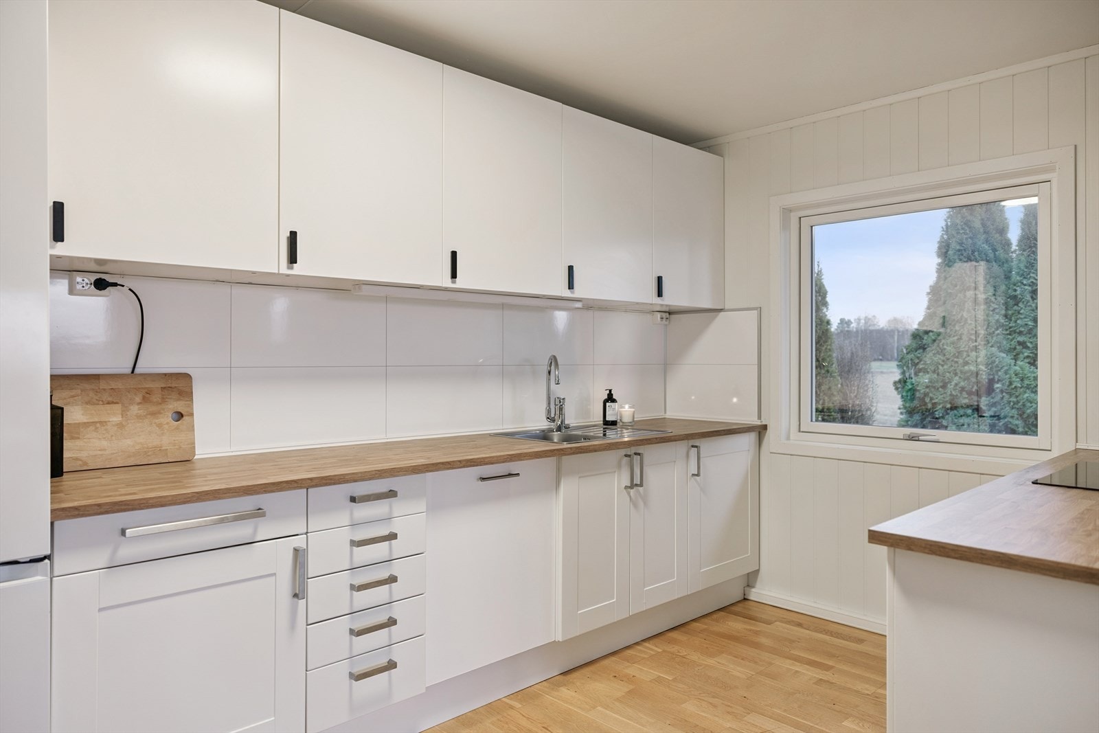 Praktisk kjøkken med vindu og naturlig lys. Galleribilde