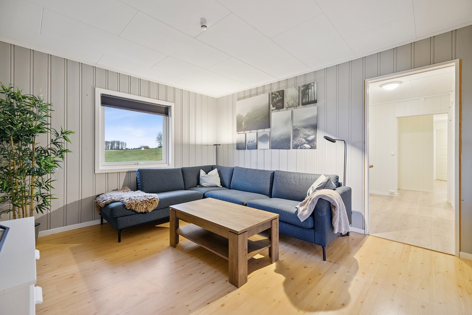 Oppholdsrom med sammenhengende planløsning. Galleribilde