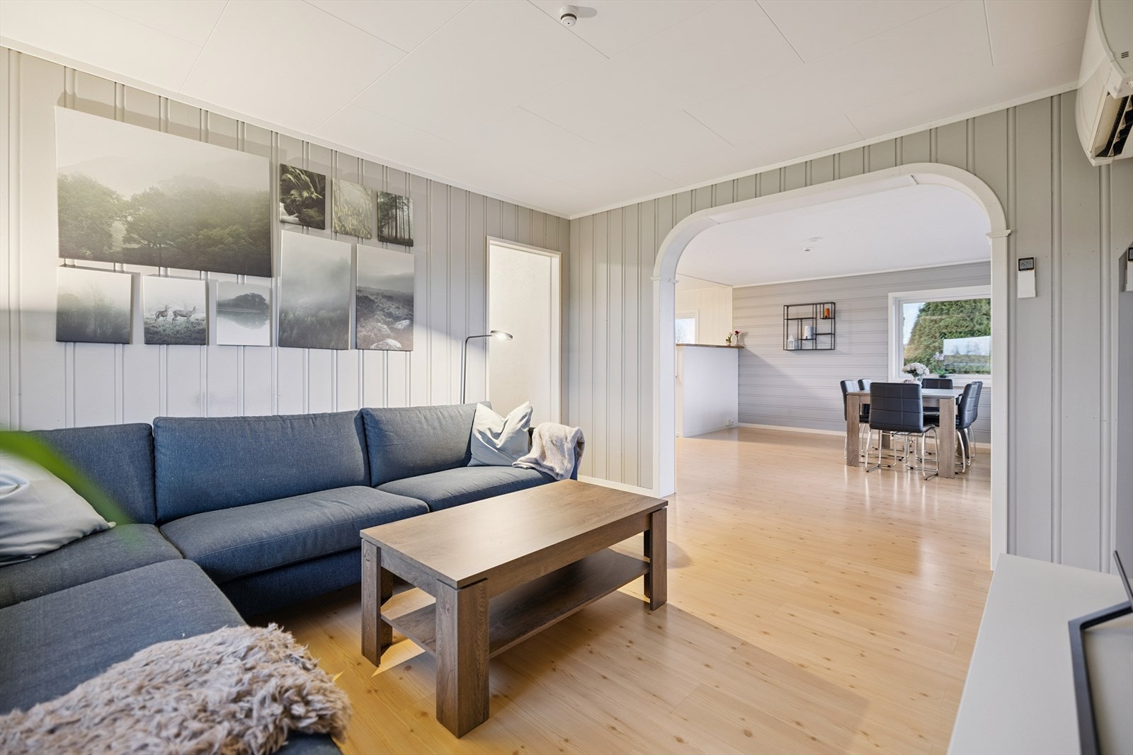 Sammenhengende oppholdsrom med gode møbleringsmuligheter. Galleribilde