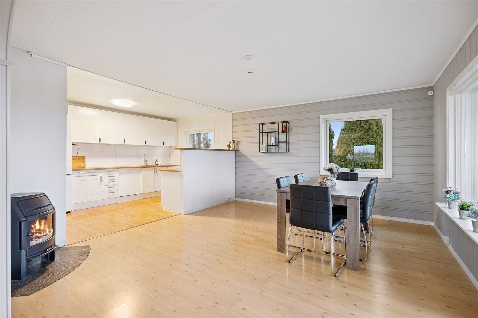 Spisestue med plass til spisebord. Galleribilde