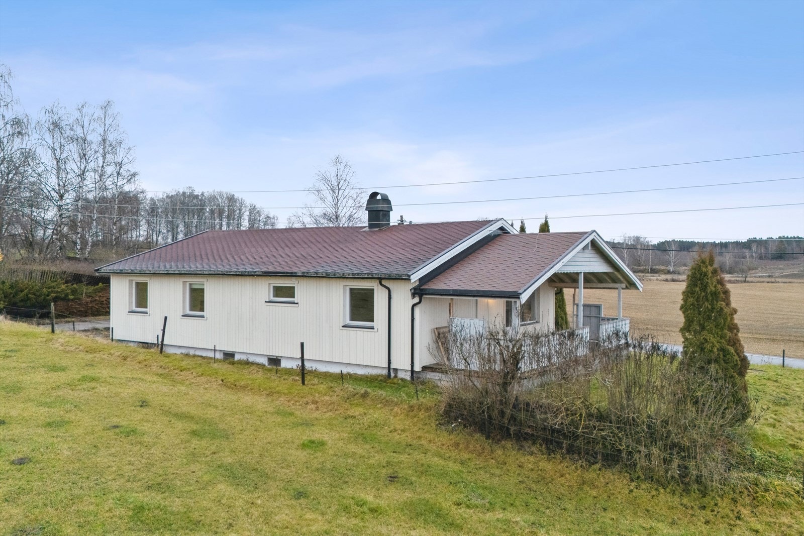 Enebolig beliggende i åpne og landlige omgivelser. Galleribilde