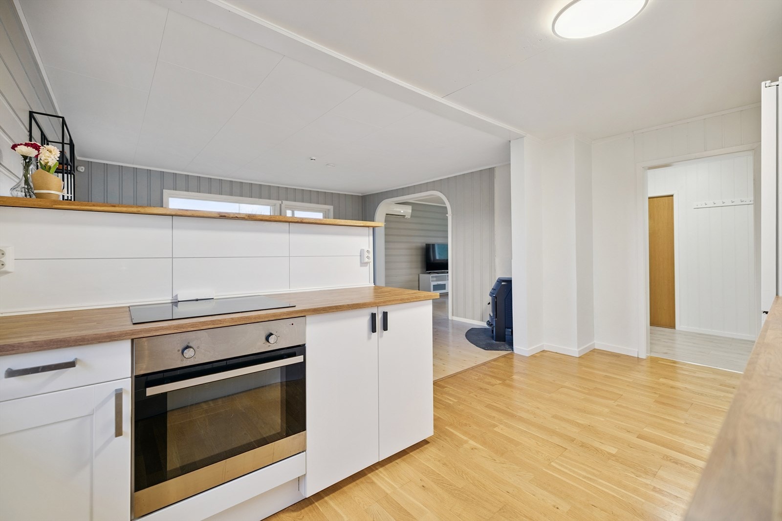 Kjøkken med spiseplass og åpen løsning mot stue. Galleribilde