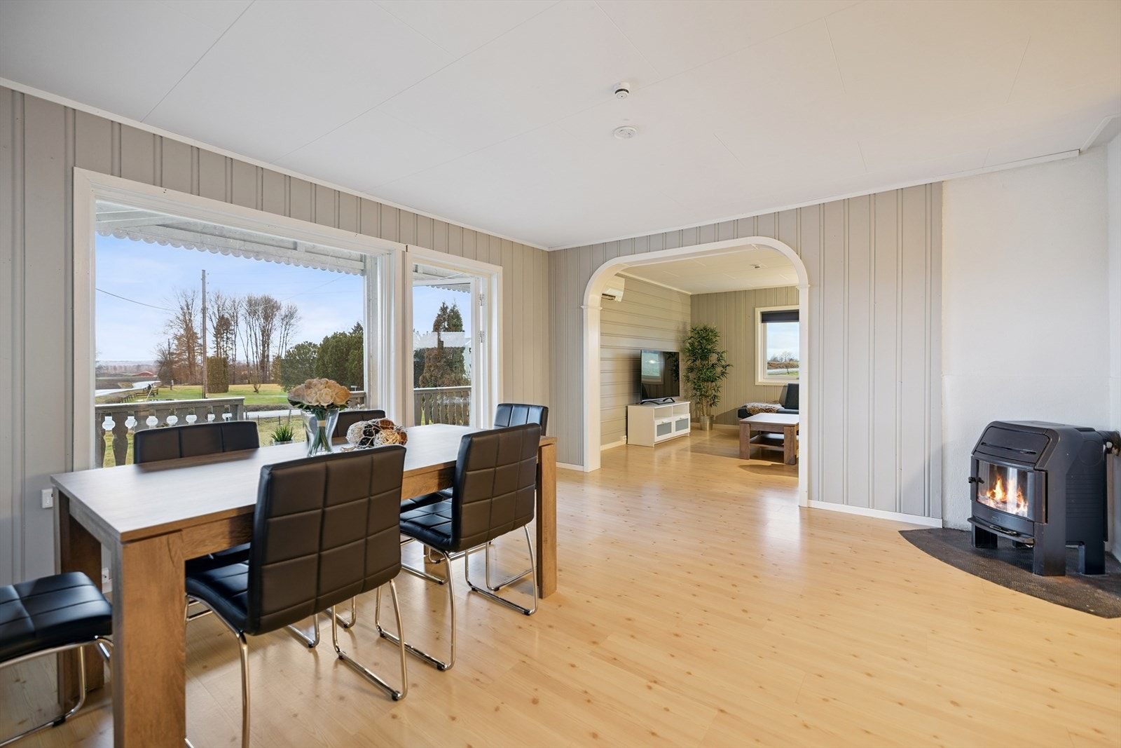 Stue med vedovn og adkomst til spisestue. Galleribilde