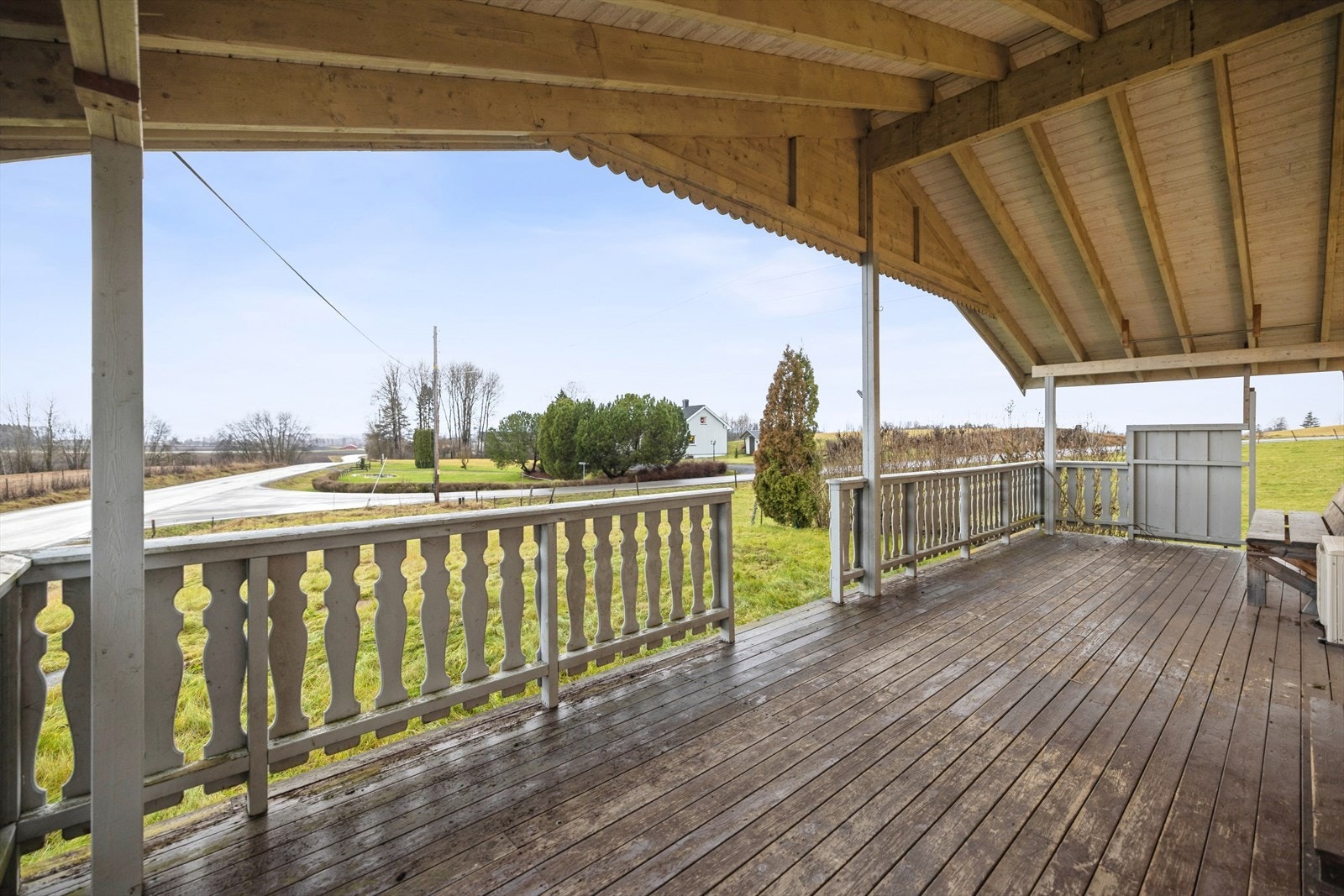 Overbygget veranda med god plass til utemøbler. Galleribilde