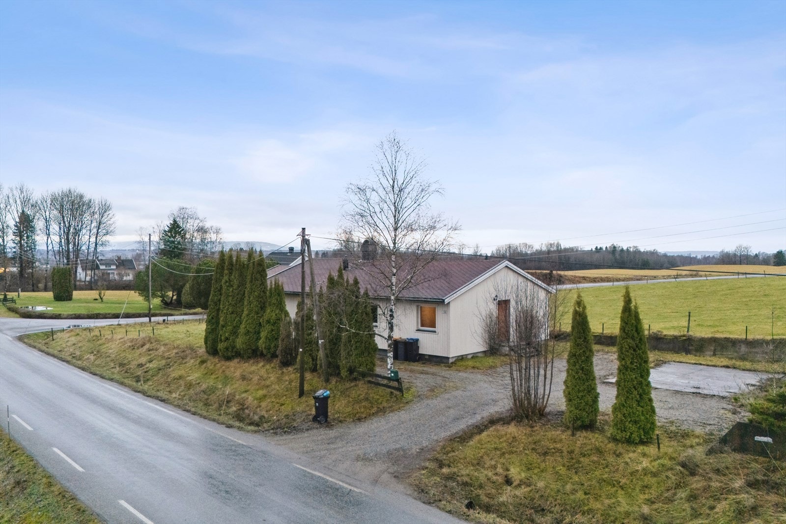 Eiendommen sett fra veien. Galleribilde