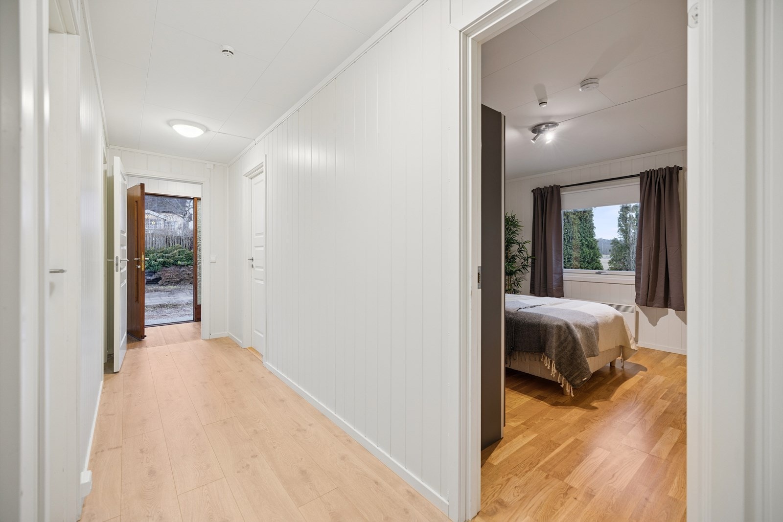 Pen entré med gjennomgående lyse flater og adkomst til soverom. Galleribilde