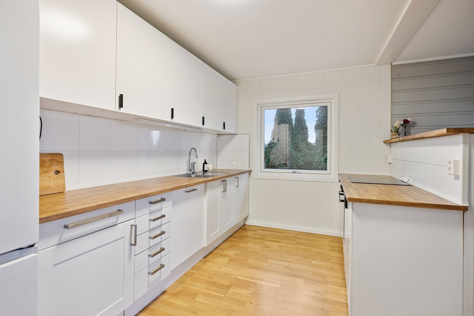 Kjøkken sett fra motsatt side. Galleribilde